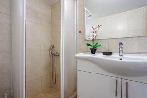 Ένα μπάνιο στο Seaside Anna Apartment +44 φωτογραφίες