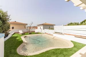 a swimming pool in the backyard of a house at Villetta Marina Vista mare con piscina privata in Stintino