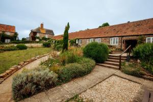 ein Garten vor einem Haus in der Unterkunft Shepherds Cottage - Rudge Farm Cottages in Bridport