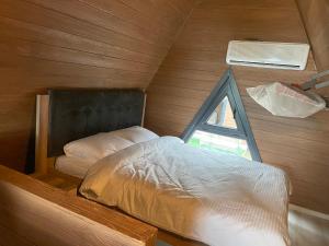 Un pat sau paturi într-o cameră la Ganita travel bungalov
