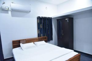 Voodi või voodid majutusasutuse Ramchitra's l Hotels in Thanjavur toas