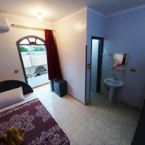 Ένα μπάνιο στο Pauline Guest House