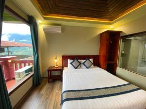 Postel nebo postele na pokoji v ubytování Botanic Sapa Hotel