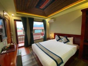 Postel nebo postele na pokoji v ubytování Botanic Sapa Hotel