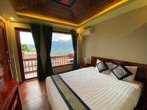 Postel nebo postele na pokoji v ubytování Botanic Sapa Hotel