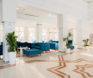 un hall avec des canapés bleus et des plantes dans l'établissement One Resort Aqua Park, à Monastir 109 autres photos