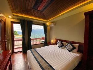Postel nebo postele na pokoji v ubytování Botanic Sapa Hotel