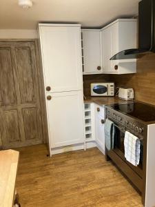 Η κουζίνα ή μικρή κουζίνα στο Annie's Cottage