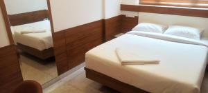 Welcome Hotels客房内的一张或多张床位