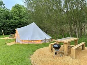 Κήπος έξω από το Cherry Bell Tent