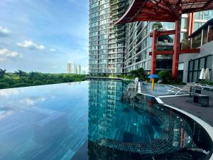 a swimming pool in the middle of a building at Rose homestay Ecopark in HÆ°ng YÃªn
