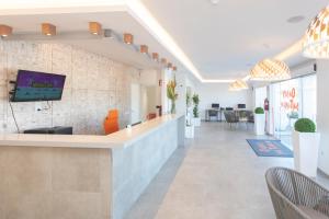 Una televisión o centro de entretenimiento en Typic Oasis Sa Tanca