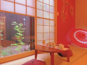 京都桃夭庵 touyouan momo house kujo 一棟貸切的窗户前设有桌子的房间