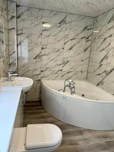 Ένα μπάνιο στο 5-Bedroom Cottage, New Waltham, Grimsby