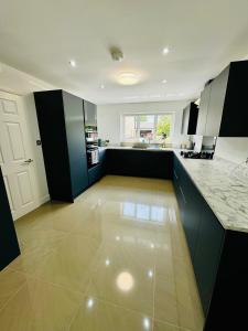 Η κουζίνα ή μικρή κουζίνα στο 5-Bedroom Cottage, New Waltham, Grimsby