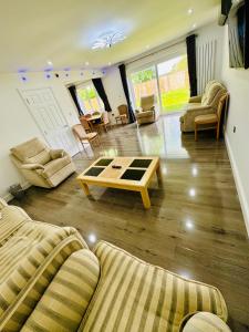 Χώρος καθιστικού στο 5-Bedroom Cottage, New Waltham, Grimsby +18 φωτογραφίες