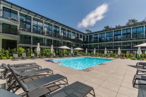 una piscina di fronte a un edificio di Apartament Prywatny w Stegnie na ulicy Brzozowej 6 na I piętrze a Stegna