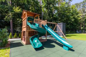 un parco giochi con uno scivolo in un parco di Apartament Prywatny w Stegnie na ulicy Brzozowej 6 na I piętrze a Stegna