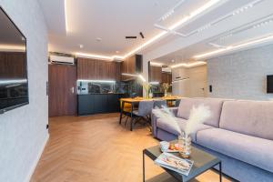 un soggiorno con un divano e un tavolo di Apartament Prywatny w Stegnie na ulicy Brzozowej 6 na I piętrze a Stegna