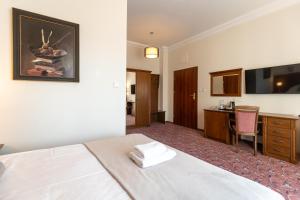 ein Hotelzimmer mit Bett und Schreibtisch in der Unterkunft Medica Hotel Krojanty Bory Tucholskie in Chojnice + 20 Fotos