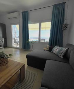 ニキティにあるKima Sea Apartmentのソファと青いカーテンのあるリビングルーム +23枚の写真