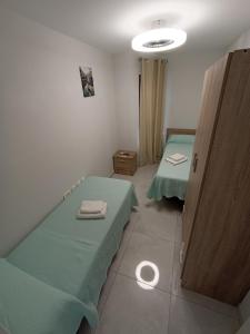 Łóżko lub łóżka w pokoju w obiekcie oasis en Tenerife 3