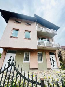 un edificio con una valla delante en Villa Holiday, en Bihać