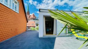 シュヴェリーンにあるFeWoZauber - Domschloss, Zentrum, 6 Personen, Business, Dachterrasse, Familienのオレンジ色の壁のある家の中庭