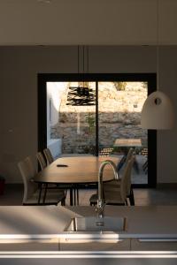 a kitchen and dining room with a table and chairs at Villa Las Encinas in Guillena