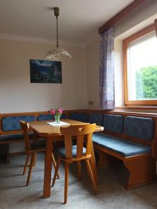 salon ze stołem i kanapą w obiekcie Haus Moser w mieście Millstatt am See