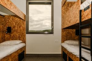 Een bed of bedden in een kamer bij Auberge de jeunesse HI Clermont-Ferrand