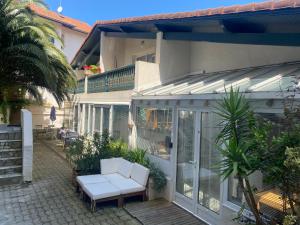 Balkón alebo terasa v ubytovaní Charming 1 bedroom flat, Biarritz center with pool and car park