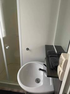 een badkamer met een witte wastafel en een douche bij Paradiso mobile home in Biograd na Moru +19 foto's