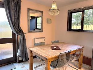 Ảnh trong thư viện ảnh của Primrose 15-Kaowood-Hot Tub-Pet friendly-Tenby ở Carmarthen +7 ảnh