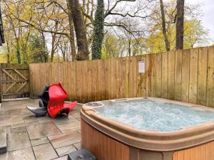 Ảnh trong thư viện ảnh của Primrose 15-Kaowood-Hot Tub-Pet friendly-Tenby ở Carmarthen