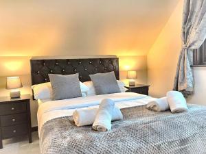 Giường trong phòng chung tại Primrose 15-Kaowood-Hot Tub-Pet friendly-Tenby