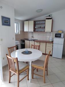 Η κουζίνα ή μικρή κουζίνα στο Apartman Eva +8 φωτογραφίες