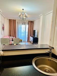 cocina y sala de estar con encimera grande en Jardines de Denia 24, en Denia
