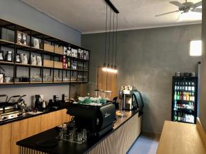 Příslušenství pro přípravu čaje a kávy v ubytování Black Style ROOMS Moravske namesti