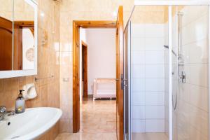 un bagno con lavandino e doccia di Villa Bianca a Pulsano Altre 22 foto