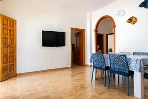 una sala da pranzo con un tavolo e sedie blu di Villa Bianca a Pulsano