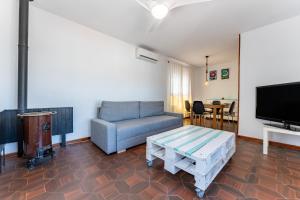 ein Wohnzimmer mit Sofa und Tisch in der Unterkunft Villa Namaste in Alhaurín de la Torre