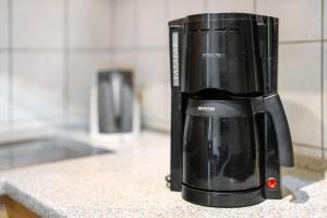 オーバーキルヒにあるGrüner Ausblickのカウンターの上に置かれた黒いコーヒーメーカー