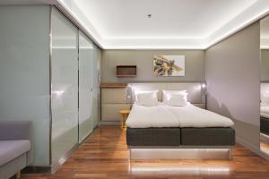 un dormitorio con una cama en una habitación en Comfort Hotel Xpress Helsinki Airport Terminal, en Vantaa