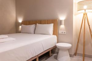 un dormitorio con una cama con lámpara y una cama blanca sidx sidx sidx sidx en VLC HOST - Molina del Palau, en Valencia