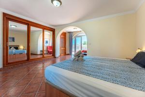 Łóżko lub łóżka w pokoju w obiekcie Rustic Spanish Villa Saltwater Pool