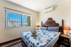 sypialnia z łóżkiem, na którym znajduje się pluszowe zwierzątko w obiekcie Rustic Spanish Villa Saltwater Pool w mieście Benalmádena