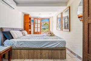 A bed or beds in a room at Rustic Spanish Villa Saltwater Pool Még 26 kép