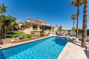 basen przed domem z palmami w obiekcie Rustic Spanish Villa Saltwater Pool w mieście Benalmádena