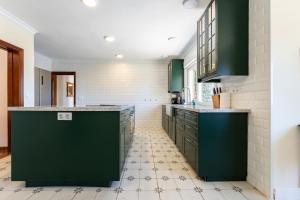 Kuchnia lub aneks kuchenny w obiekcie Rustic Spanish Villa Saltwater Pool